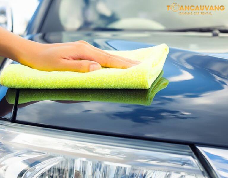 Bảo vệ sơn xe ô tô bằng cách sử dụng đúng khăn lau