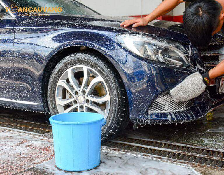 rửa xe để hạ nhiệt xe ô tô