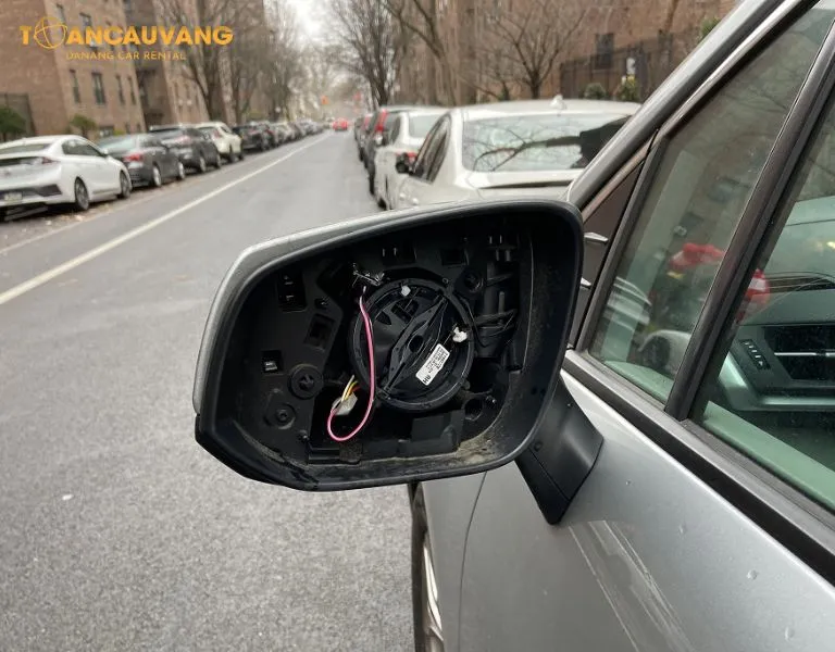 Gương xe ô tô là bộ phận dễ bị mất trộm