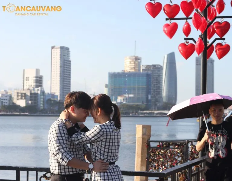 Cầu Tình Yêu Đà Nẵng là điểm hẹn hò lãng mạn cho các cặp đôi