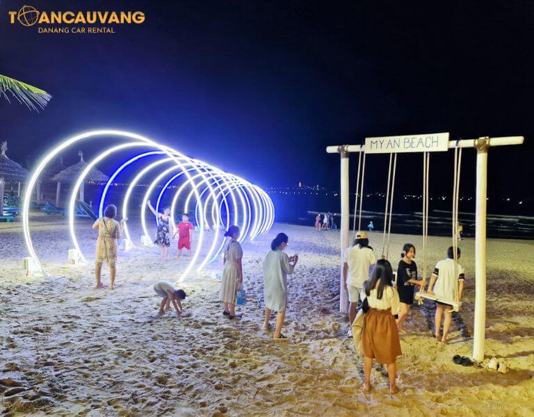 Vui chơi, chụp hình tại Biển Đà Nẵng buổi đêm