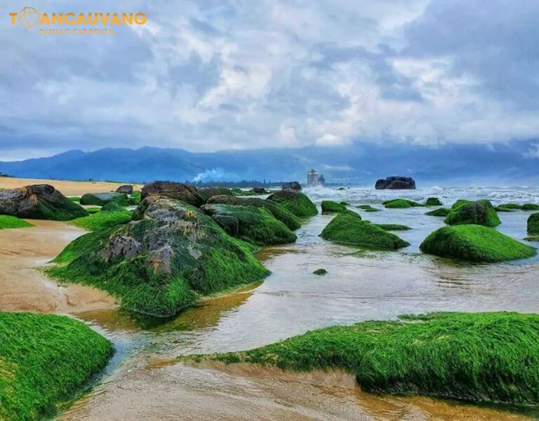 Biển Nam Ô sở hữu bãi đá tuyệt đẹp