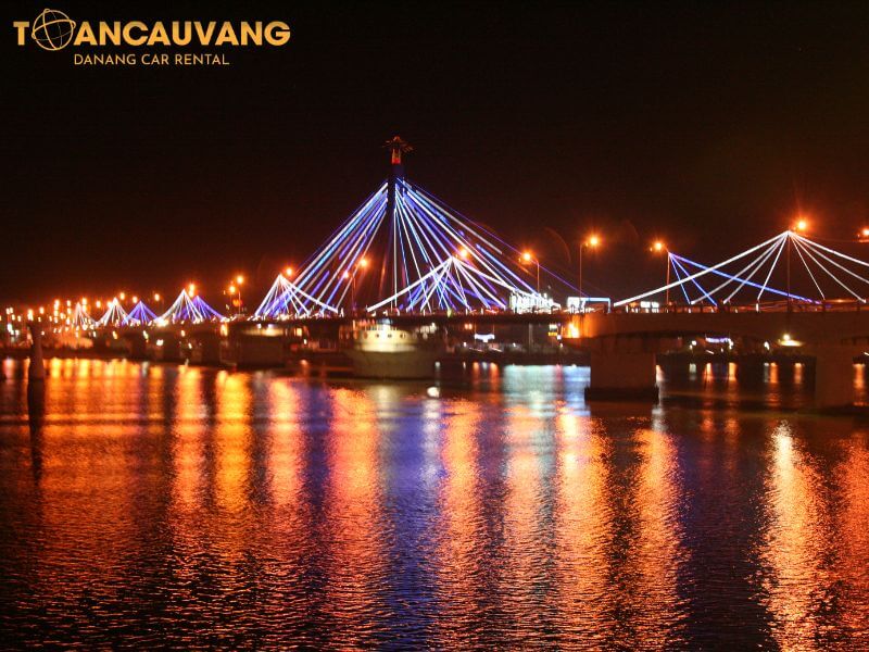 chiêm ngưỡng vẻ đẹp của cầu quay sông hàn về đêm