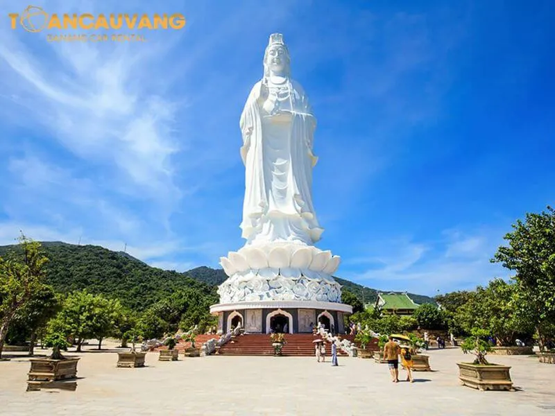 chùa linh ứng là điểm tham quan nổi tiếng tại bán đảo sơn trà