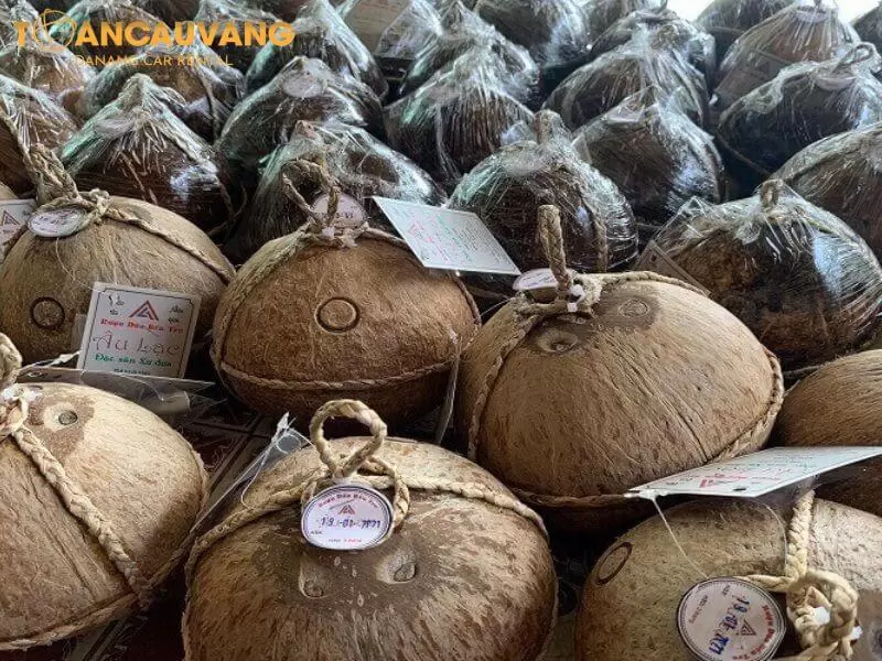 rượu dừa là thức uống độc đáo tại bán đảo sơn trà