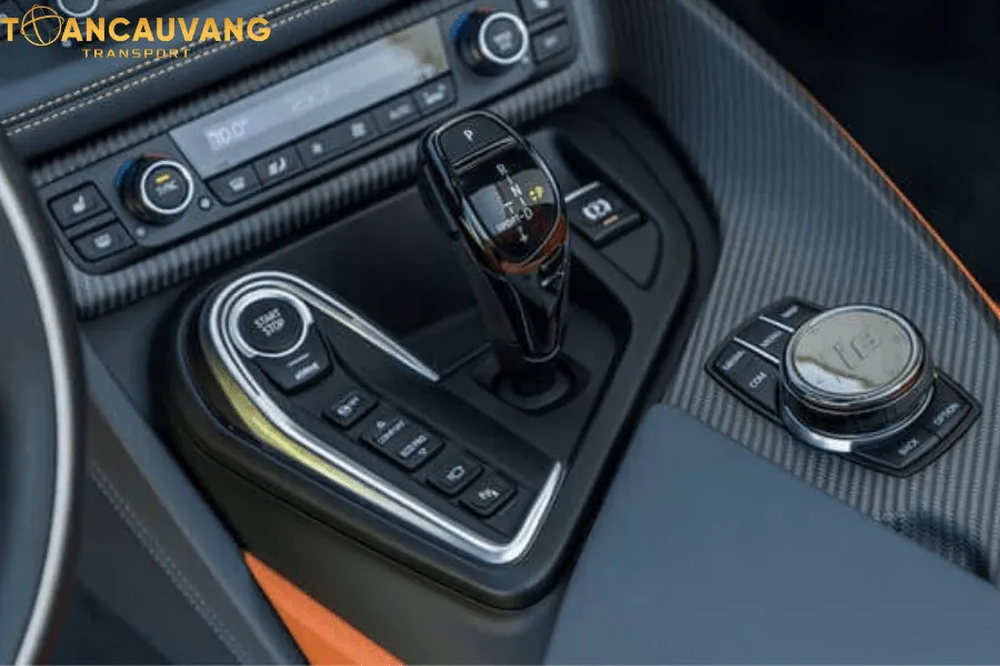 BMW i8 giá lăn bánh Nội thất cao cấp của siêu đều được bọc bằng da kết hợp phối màu tinh tế