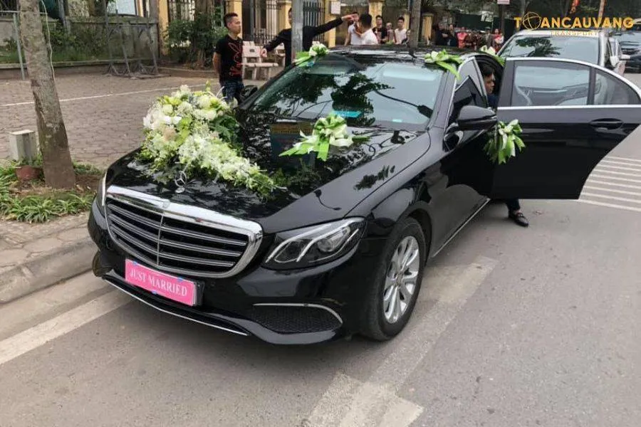 Mẫu xe cưới Mercedes màu đen