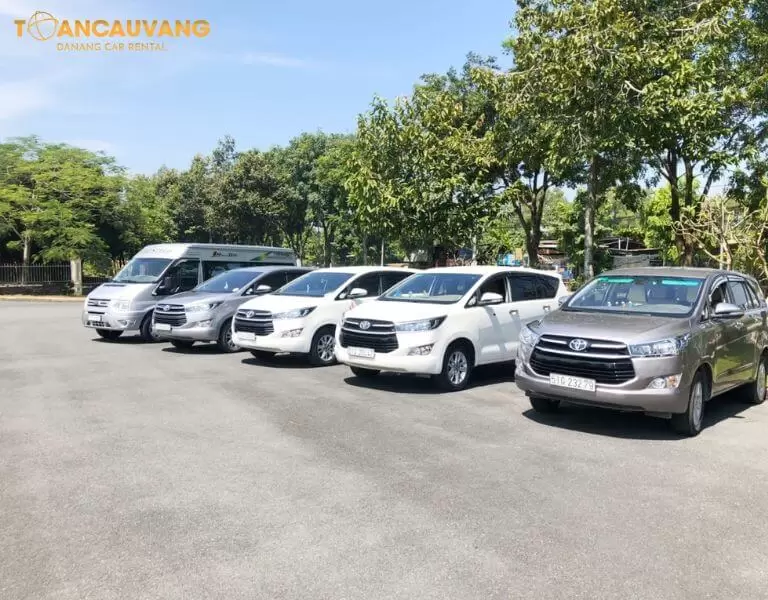 Xe ô tô du lịch di chuyển từ trung tâm thành phố