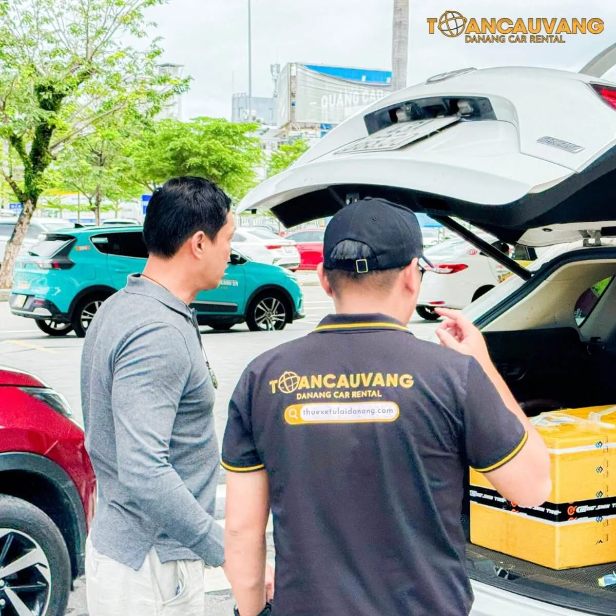 Giá thuê xe tự lái Tết tại Công ty cho thuê xe tự lái Toàn Cầu Vàng năm 2026 2 khách hàng thuê xe ô tô tự lái