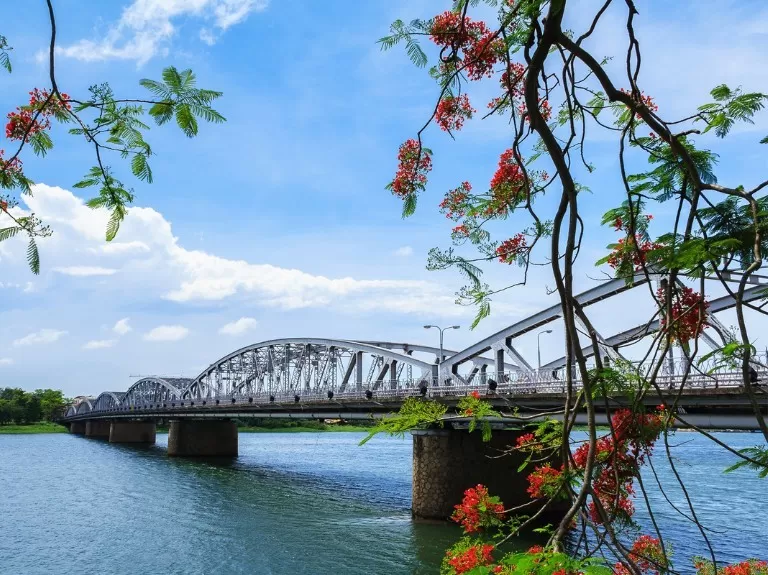 thue-xe-tu-lai-kham-pha-tp-hue-mong-mo