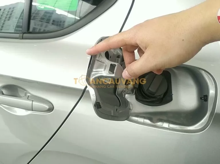 Hướng dẫn cách mở nắp bình xăng ô tô, cách xử lý nếu không mở được 3 mo-nap-binh-xang