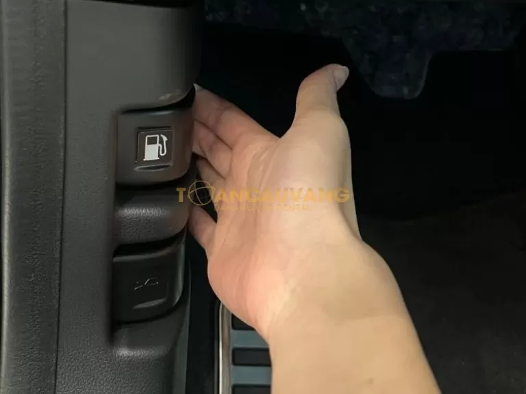 Hướng dẫn cách mở nắp bình xăng ô tô, cách xử lý nếu không mở được 2 xac-dinh-nut-bat-nap-binh-xang-tren-xe-o-to