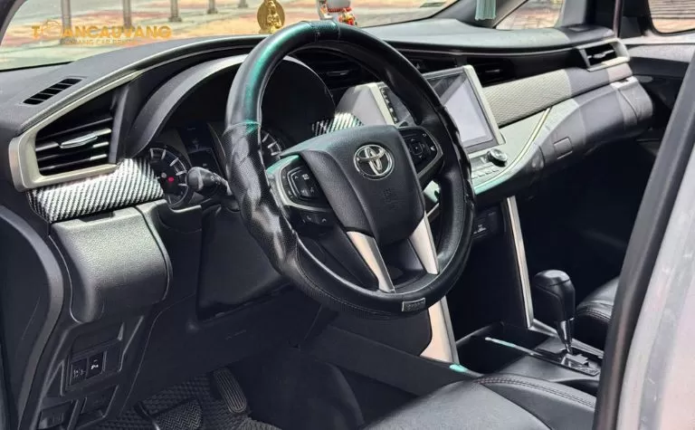 khoang lai xe innova